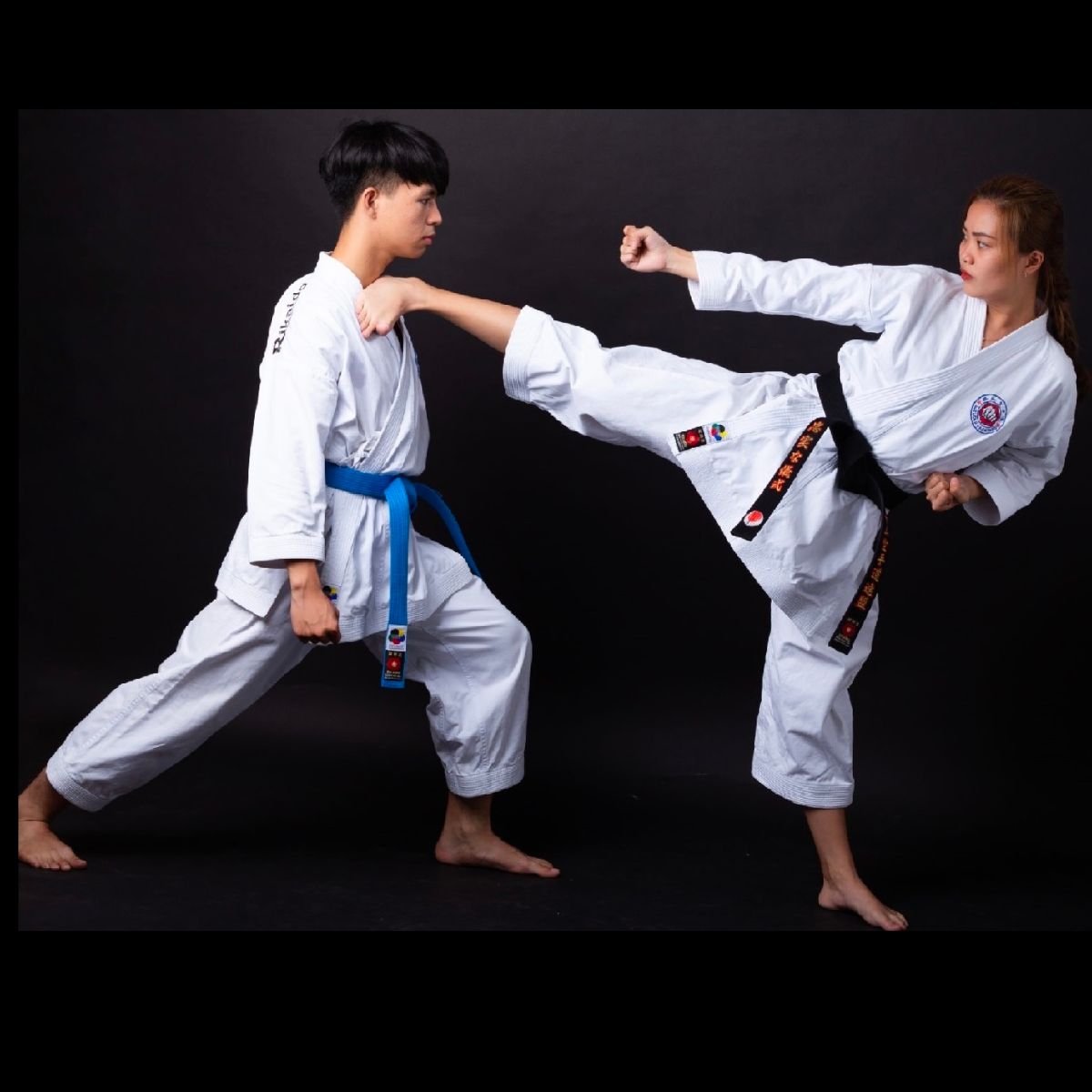 Võ phục có thể phụ thuộc vào môn karate cụ thể và quy định của từng tổ chức võ đạo