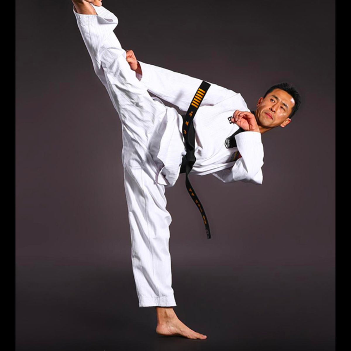 Võ phục karate dùng chất liệu gì?