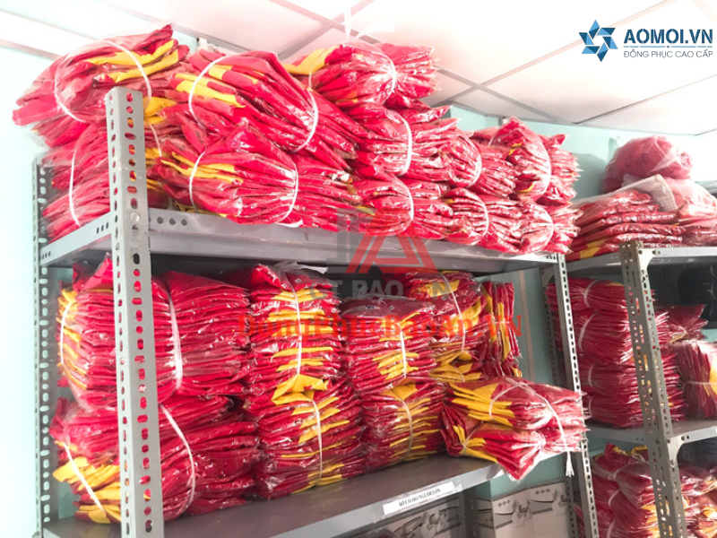 Áo cờ đỏ sao vàng chất liệu cao cấp, mềm mại, thoáng mát, in hình ngôi sao vàng sắc nét. Phù hợp cho sự kiện, du lịch, cổ vũ bóng đá, lễ hội và các hoạt động tập thể. Nhận may số lượng lớn giá xưởng, giao hàng toàn quốc.