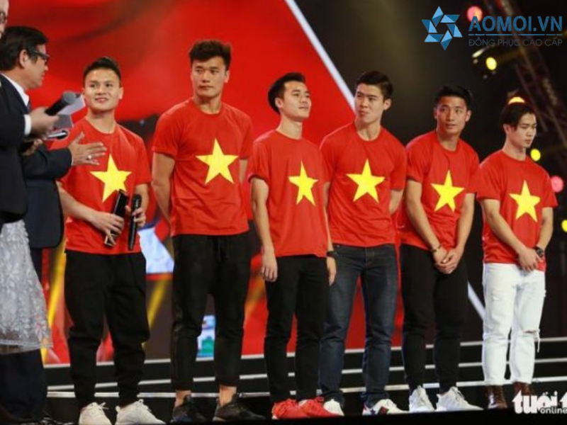 Dịch vụ may áo cờ đỏ sao vàng tại Lai Châu chuyên cung cấp các mẫu áo thun và áo polo mang hình ảnh quốc kỳ Việt Nam với chất lượng cao, thiết kế đẹp mắt và độ bền vượt trội.